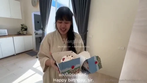 คลิป Onlyfans hongteskykub สาวอวบผิวขาวหีใหญ่ นัดเย็ดแฟนคาชุดวันเกิดบนโซฟากลางบ้าน เย็ดสดขย่มควยเลียหีท่าหมา แตกในน้ำเงี่ยนเต็มรู